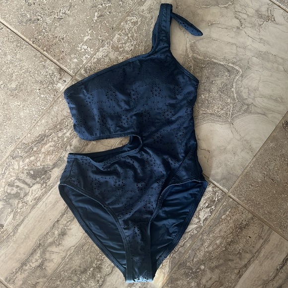 Bloomingdale’s Aqua One Shoulder Side Cutout One Piece Swimsuit, Size S NWT - Picture 2 of 7